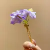 Grampo de Cabelo com Flor de Tecido com um Toque Super Fada, Atmosfera Suave e Elegante, Acessório de Cabelo Requintado e Luxuoso