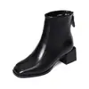 Calças de perna larga estilo britânico botas curtas retrô botas de couro femininas 2026 Outono/Inverno novo estilo botas forradas com fleece bico quadrado botas finas