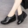Sapatos de couro femininos Bai Zhenhe para idades 40-50, sapatos de mãe de salto médio, estilo britânico, sapatos de couro de sola macia para pessoas de meia-idade e idosos