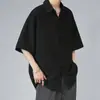 Camisa de manga curta de seda de gelo Verão fino preto estilo coreano elegante solto casual camisa de meia manga bonito salvando forro branco