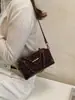 Bolsa de mão com design exclusivo para mulheres, nova coleção 2026, bolsa almofada retangular com retalhos de camurça, adequada para o trabalho e uso casual, bolsa de ombro ou bolsa transversal