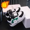 Nuevos zapatos deportivos de otoño e invierno para niños, con parte superior de cuero, diseño impermeable y forro polar para abrigar, adecuados tanto para niños como para niñas, y diseñados para correr y uso casual.