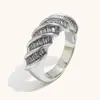 Moda Transfronteriza Europea y Americana Elegante Nicho Joyería de Mano Acero Inoxidable Chapado en Oro de 18 Quilates Rectangular Circonio Interfaz Retorcida Anillo Lujo Accesible para Mujer
