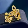 Pulsera Elegante de Lujo Ligero Estilo Coreano con Mariposa Fantasma Hueca de Diamantes Completos Diseño de Nicho Femenino Joyería Chapada en Oro de 18 Quilates Viento Frío
