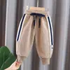 Calça Casual de Inverno para Meninos e Meninas, Marca Trendy Infantil Estilosa Calça de Moletom Grossa com Listras de Letras