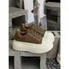 Zapatillas blancas estilo coreano, zapatos casuales de suela gruesa que aumentan la altura para mujer, modelo de otoño 2026 de cuero genuino, zapatos retro versátiles y sencillos para personas bajitas