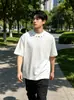 Camiseta redonda minimalista japonesa com decoração de rebite, design estiloso, nova blusa casual solta de verão masculina, feminina da moda
