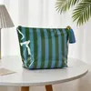 Bolsa de maquillaje impermeable de PVC, nuevo modelo transfronterizo para mujer, neceser rayado de gran capacidad, bolsa de almacenamiento de viaje versátil, fábrica