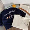 Ropa coreana para bebés y niños 2026 primavera y otoño nuevo estilo camiseta versátil y elegante para niños camiseta básica de algodón puro con estampado de letras