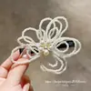 Flor de perla hueca estilo francés 2026 nuevo modelo pinza para el pelo de alta gama para la frente, elegante y suave para arreglar el cabello suelto, estilo de hada