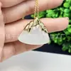 Colgante Natural de Seda Dorada Jade Montaña Dorada del Sol, Piedra Ojo de Gato Estilo Jade Hetian con un Toque de Alta Gama, Colgante de Jade con un Motivo de Montaña