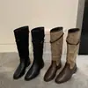 Elegantes para la calle~ Estilo retro de nicho, bloques de color, botas largas con correa de hebilla para mujer, punta redonda, tacón grueso, botas plisadas apiladas, de moda