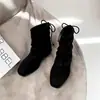 Botas curtas da moda estilo britânico com franzidos de 3 cm, novo modelo outono e inverno 2026, bico redondo, sola plana, botas de moda com cadarço e de calçar