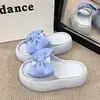 Zapatillas Estilo Ins 2026 con Sensación de Caminar sobre las Nubes para Mujer, Lindo Diseño de Moño, Adecuadas para Uso en Interiores y Exteriores, Sandalias de Eva Antideslizantes