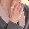 Anillo de Oro Perla Fritillaria Diseño para Mujer Nicho de Gama Alta Lujo Ligero Exquisito Moda Índice de Celebridad de Internet Anillo Apilable