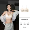 Lingerie de renda francesa, projetada para mulheres com seios pequenos, apresenta um estilo sexy e sedutor, é sem aro para conforto e vem na cor branca.. É um sutiã fino e leve adequado para o verão