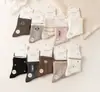 Venta al por mayor otoño e invierno nuevos calcetines para hombre de color sólido a rayas absorbentes de sudor de cintura media calcetines de algodón del noreste suministro de puesto negocio calcetines de media caña