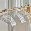 Cabide doméstico para pendurar roupas sem marca minimalista moderno plástico antiderrapante sem bolinhas cabide para secar varal grande interno P