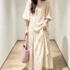 Em Estoque Nova Coleção Primavera/Verão 2026 Vestido Estampado Gradiente Rosa Claro com Gola Redonda, Cordão, Mangas Bufantes e Saia Longa Solta