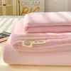 Nuevo juego de sábanas de franela de leche a cuadros de grado A para bebé y maternidad 2026, con un diseño sencillo de color liso, funda de almohada antiestática y funda de edredón (conjunto de tres piezas)