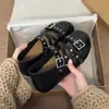 Sapatilhas Estilo Ballet com Tira Cruzada e Fivela Femininas 2026 Novo Estilo Calçado Externo Aumento Interno de Altura Sapatos Mary Jane Boca Rasa Femininos