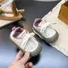Otoño 2026 Nuevos Zapatos Deportivos Bebé Suela Suave Zapatos para Niños Pequeños Encaje de Dibujos Animados Adorno Moda Niñas Zapatos Argan Modernos