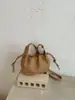 Bolsos de diseño de nicho de moda para mujer, nuevo bolso casual retro tipo nube, versión coreana ins para hombro y bandolera, moderno