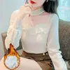 Camiseta Base de Encaje Hermosa Engrosada para Mujer, Nuevo Estilo Otoño e Invierno, Top de Malla Hueca Forrado de Felpa, Estilo Coreano, Elegante y Adelgazante
