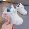 Nuevos Zapatos Infantiles para Niñas y Niños Primavera y Otoño 2026, Zapatos de Piel Blancos, Tenis de Moda Bajos de Dibujos Animados