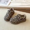 Zapatillas blancas para niños, zapatos para niñas, nuevos zapatos deportivos de otoño 2026, zapatillas versátiles casuales para niños de suela blanda