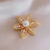 Broche de Flor de Zircônia e Pérola Europeu e Americano Transfronteiriço, Alfinete de Luxo de Alto Padrão, Acessório de Moda Exquisito de Nicho para Roupas Femininas