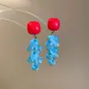 Pez nadando en el cielo azul, Colgante de carpa azul, Pendientes de perlas para mujer, Pendientes adecuados para el verano, Pendientes de diseño nicho
