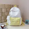 Mochila colorida y moteada de estilo coreano, suave y relajante, para chicas de secundaria y preparatoria, que ofrece un ambiente fresco y juvenil para las salidas de verano.