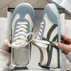 Tênis casuais estudantis para mulheres, novidade primavera-verão 2026, nicho versátil, tênis casuais branco leitoso e rosa para mulheres