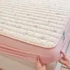 Sábana acolchada impermeable nueva 2026, protector de colchón impermeable de una pieza, juego de tres piezas, adecuado para todas las estaciones