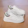 KYD-915 nuevos cómodos 2026 otoño versátiles zapatos casuales para hombre, transpirables estilo coreano casual zapatillas blancas para hombre