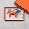 Colgante de Poni de Cuero Genuino Llavero de Cuero Hecho a Mano Piel de Oveja Poni Decoración para Asa de Bolso de Moda Venta al por Mayor
