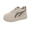 Zapatos de mujer de verano, zapatillas blancas de otoño, zapatillas deportivas casuales para mujer que aumentan la altura, nuevo modelo de cuero, impermeables 2026