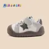 Novos estilos de primavera e outono de sapatos para bebês, para meninos e meninas, com fechos de velcro, solas macias e designs antiderrapantes, adequados para idades de 1 a 3 anos