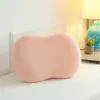 Almohada de gato premium con forma de barriga, esponja de belleza con núcleo de espuma viscoelástica, forma suave de barriga de gato, almohada de soporte para el cuello de rebote lento, disponible para venta al por mayor
