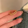 Anel Liso de Zircônia Pérola Dourada para Mulheres, Estilo Nicho de Luxo, Exquisito e Emagrecedor, Anel Empilhável