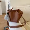 Bolso Cubo Retro Simple Nuevo Bolso de Moda Casual 2025 Invierno Textura de Nicho Bolso Cruzado de Hombro para Mujer