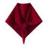 Cachecol triangular de jacquard com padrão de losangos em cashmere, um cachecol triangular de tricô quente e aconchegante que pode ser usado como xale e é versátil para vários looks