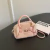 Bolso de mano para mujer estilo commuter, minimalista y sutilmente lujoso para el otoño de 2026, con un diseño afelpado, versátil para llevar al hombro o cruzado.