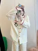 Conjunto de pijama con un lindo bordado de pingüino y diseño a rayas, adecuado para mujeres en primavera y otoño, con mangas largas y pantalones largos, y se puede usar como ropa de estar en casa.