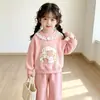 Novo conjunto de duas peças de renda com desenho para meninas, estilo coreano, primavera e outono, roupas infantis, conjunto de calça jogger doce casual para bebês meninas