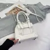 Bolsa de Mão Prata Doce e Elegante de Alta Qualidade para Mulheres Nova Moda Primavera 2026 Bolsa Simples de Concha Bolsa Transversal Tendência