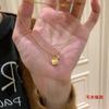 Colar Cubo de Açúcar Pequeno Escovado para Mulheres 2024 Outono Corrente de Suéter Versátil Pingente Dourado Luxo Acessível de Alta Qualidade Aço Titânio Corrente para Clavícula
