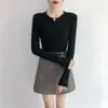 Fotos reales de la nueva colección otoño/invierno: un top de punto fino, corto y ajustado con un escote redondo bajo que deja ver la clavícula, con botones y disponible en azul