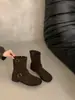 Fivela de Cinto Estilo Britânico Retro Chuyuji Botas Martin para Mulheres 2026 Outono/Inverno Novo Design de Nicho com Bico Dividido Falso Ajuste Slim